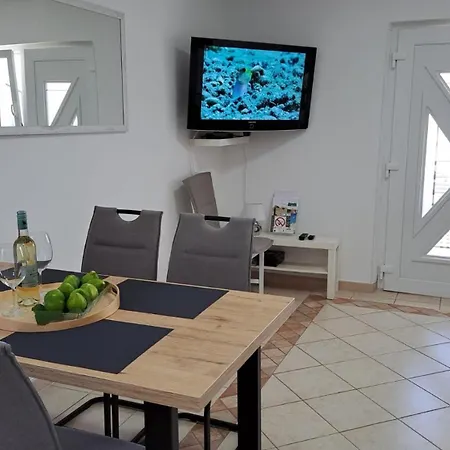 House Vinka Near The In Πανσιόν